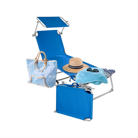 Lettino da sole blu con accessori spiaggia completi: borsa a righe, cappello di paglia, telo azzurro e parasole regolabile