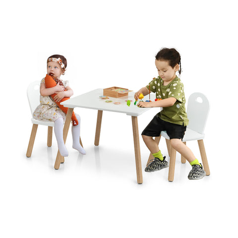 Scandi-set voor de kinderkamer – tafel en 2 witte houten kinderstoelen