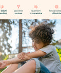 Bambino con capelli ricci utilizza dispositivo terapeutico Avilia sul braccio all'aperto, dimostrando l'uso sicuro per adulti e bambini con guaritore ceramico
