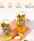 Barattoli per sottaceti in vetro 1L con specifiche tecniche: dimensioni 10x10x17,8cm, capacità 700ml superiore 300ml inferiore, contenenti olive e cetriolini
