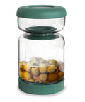 Barattolo per sottaceti in vetro borosilicato 1L con design a clessidra, filtro a ribalta integrato e coperchio ermetico verde, contenente olive in salamoia