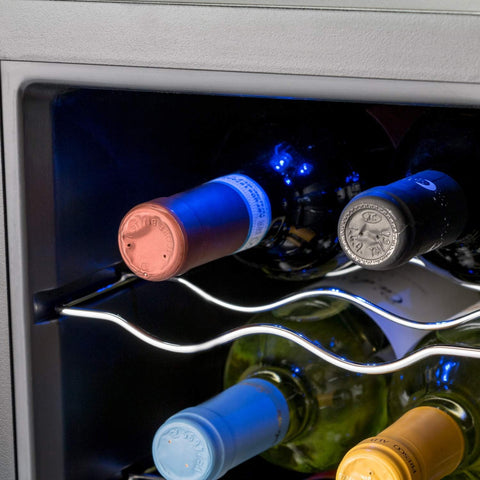 Dettaglio interno cantinetta vini da 24 bottiglie 70 litri con bottiglie conservate su ripiani cromati e illuminazione LED blu per ambiente ideale