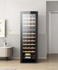 Cantinetta vini da 44 bottiglie 130 litri integrata in cucina moderna con ripiani in legno, display digitale e design elegante nero