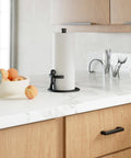 immagine-2-umbra-portarotolo-da-cucina-in-acciaio-nero-ean-028295393553