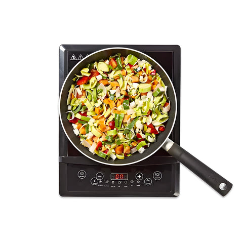Piastra induzione Wintem 1800W con verdure miste colorate in padella, display LCD digitale, cottura precisa e uniforme