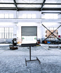 Tavolino mobile Daimann FT01 in ambiente industriale, banco da lavoro in acciaio con ruote per officina e laboratorio professionale