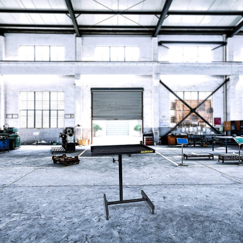 Tavolino mobile Daimann FT01 in ambiente industriale, banco da lavoro in acciaio con ruote per officina e laboratorio professionale