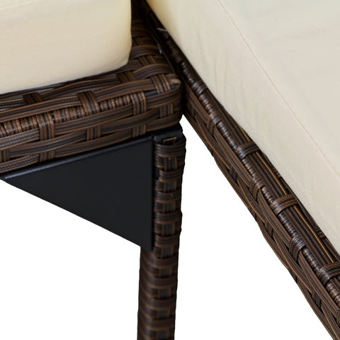 Dettaglio della struttura robusta del divano Zendea con intreccio rattan marrone e gambe nere per massima stabilità outdoor