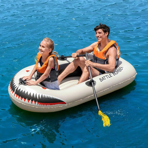 Canotto Bestway Battle Bomber in mare con adulto e bambino che indossano giubbotti di salvataggio arancioni