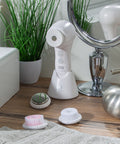 Spazzola pulizia viso elettrica in ambiente bagno con testine intercambiabili, routine skincare quotidiana per cura della pelle