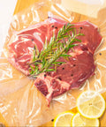 Sacchetti sottovuoto Reber goffrati con carne rossa e rosmarino fresco, spezie aromatiche, conservazione perfetta sottovuoto