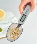 Utilizzo pratico della bilancia digitale a cucchiaio Kiwi per pesare legumi con precisione 0,1g, ideale per ricette salutari e preparazioni culinarie