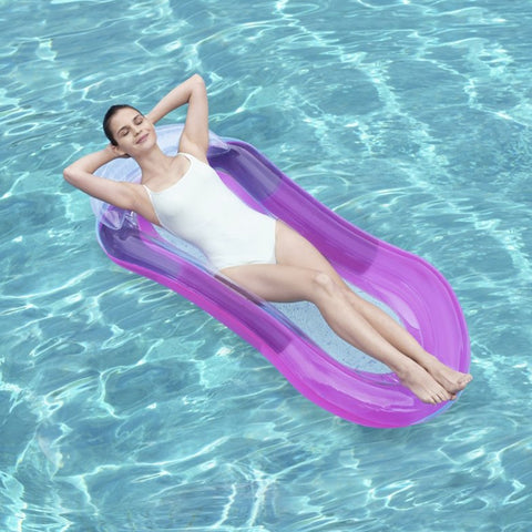 Donna in costume bianco che si rilassa sulla poltrona gonfiabile viola Bestway in piscina con acqua cristallina